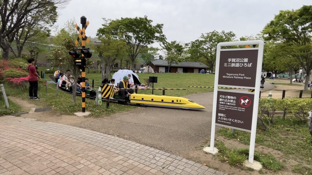 園内をワイルドな鉄道で走り抜けよう!