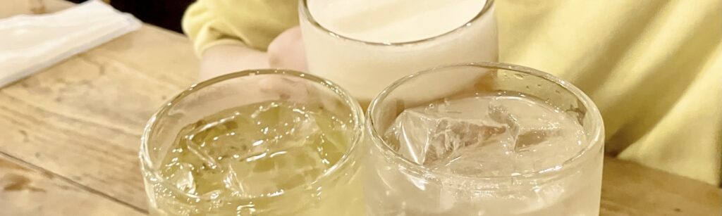 カジュアルな場面では手酌も許される?