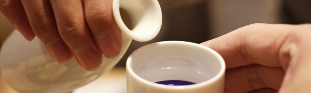 手酌が失礼とされる理由
