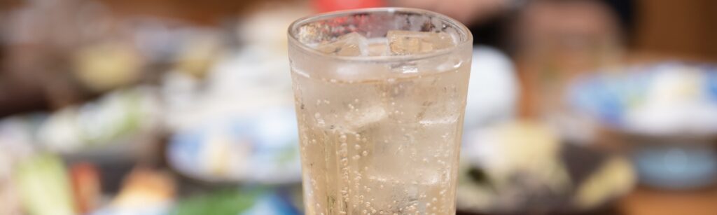 お酌されない飲み物を選んで逃げる
