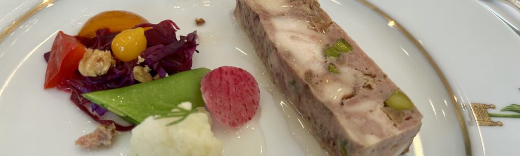 フォーマルな場では手酌は避けたほうが無難