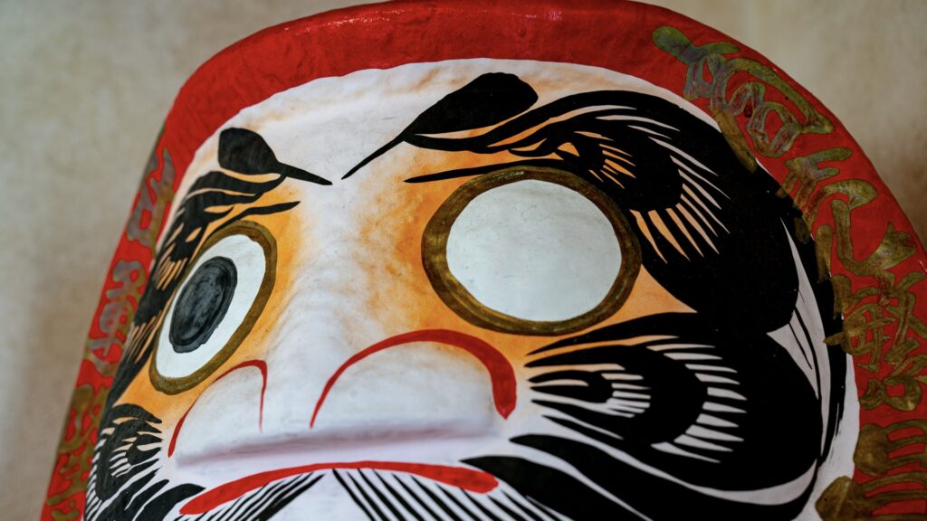 片目だけ描いて放置…この風習、冷静に考えて怖くない?