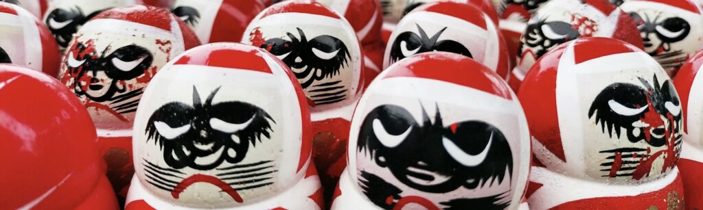 だるまが“顔だけ”なのは意味がある。でも怖く見えるのも自然