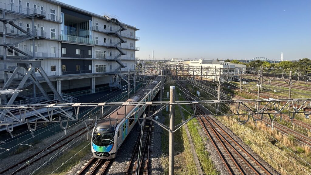 緑と海の橋:車両基地と線路模様のスロープ散歩