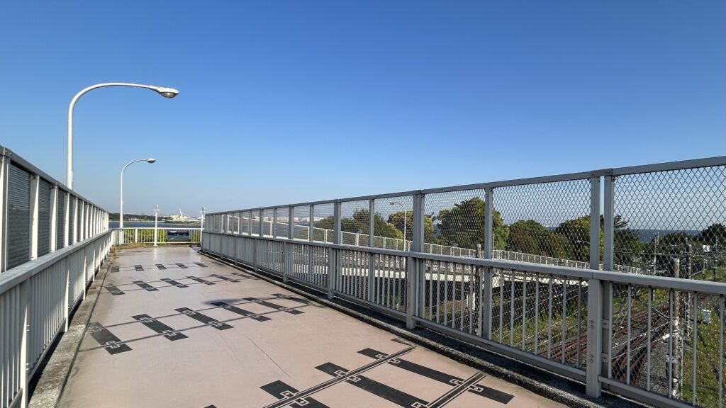 緑と海の橋:車両基地と線路模様のスロープ散歩