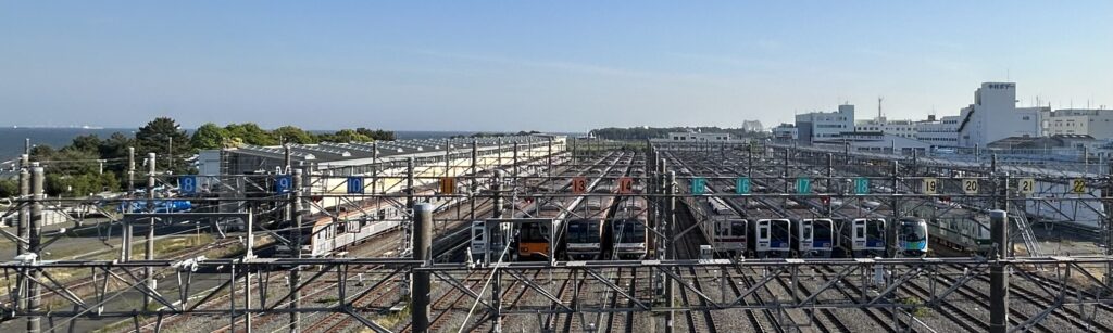 緑と海の橋:車両基地と線路模様のスロープ散歩