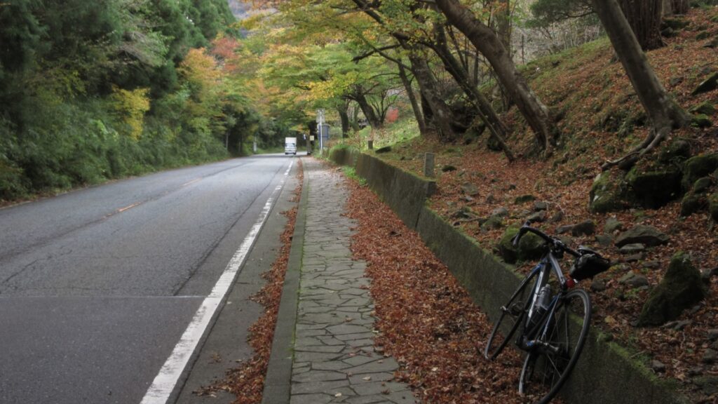 七曲りで有名な旧東海道(県道732号)は超難関