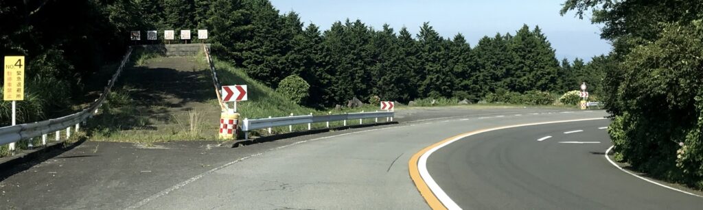 急カーブ・勾配・霧…地形が生む緊張感