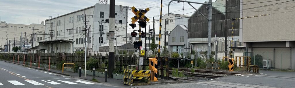 無人駅と工場地帯がつくる異様な空間