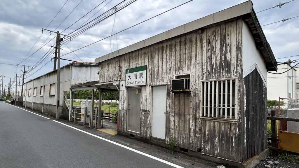 無人駅と工場地帯がつくる異様な空間