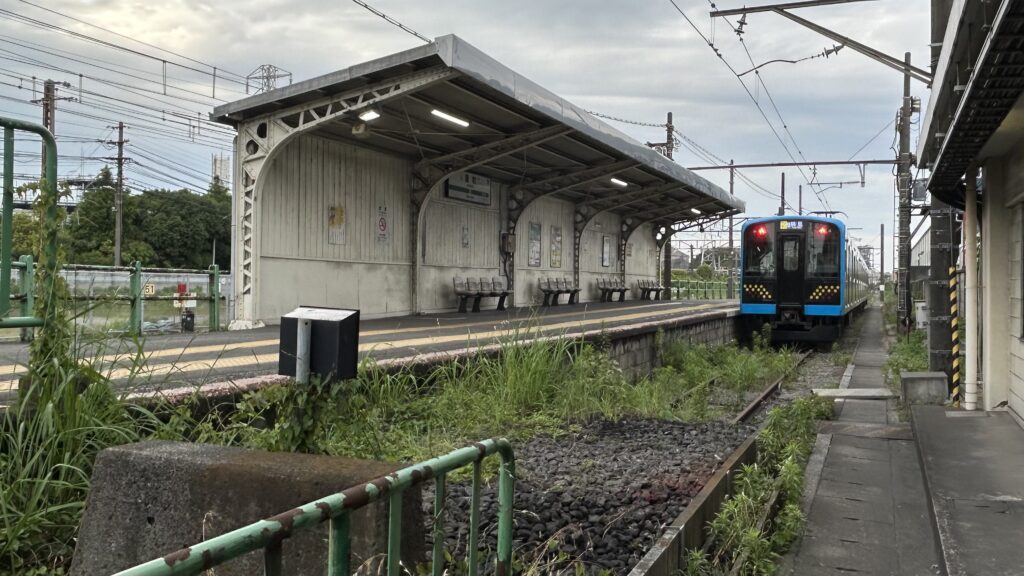 無人駅と工場地帯がつくる異様な空間