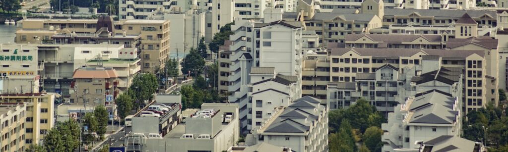 普通の街に見えて違和感が残るのはなぜか