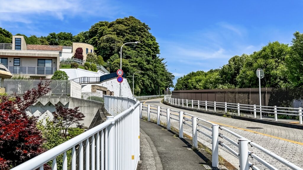 半島構造がもたらす通過されない地形