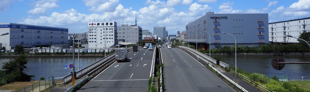 自然の涼しさも静けさもない環境が続く