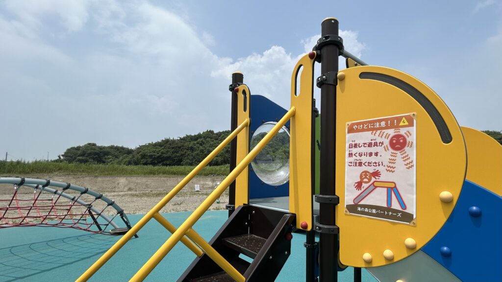 日よけもベンチもなく過ごしにくい環境だった