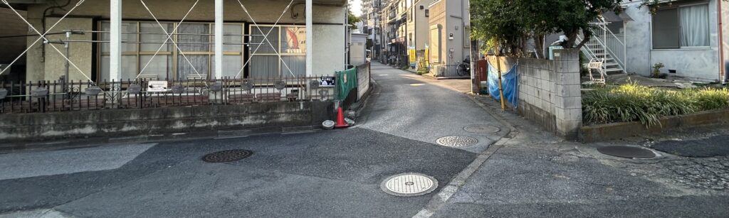 狭い道路と古い街並みの印象