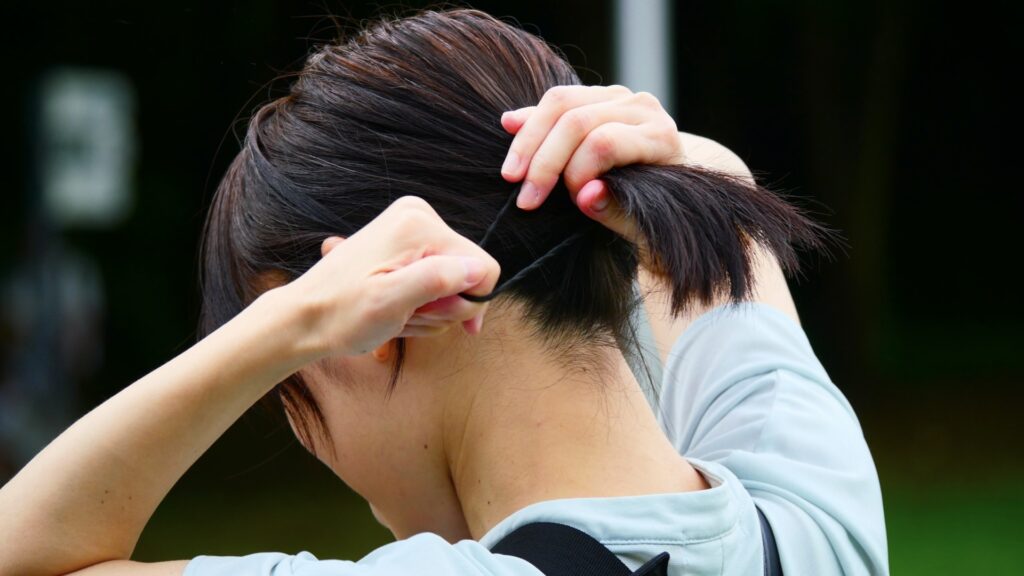 切った直後はまとめ髪でやさしく隠す
