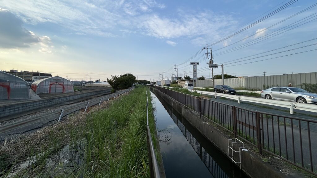 二つの用水路に囲まれて広がっていた水田地帯