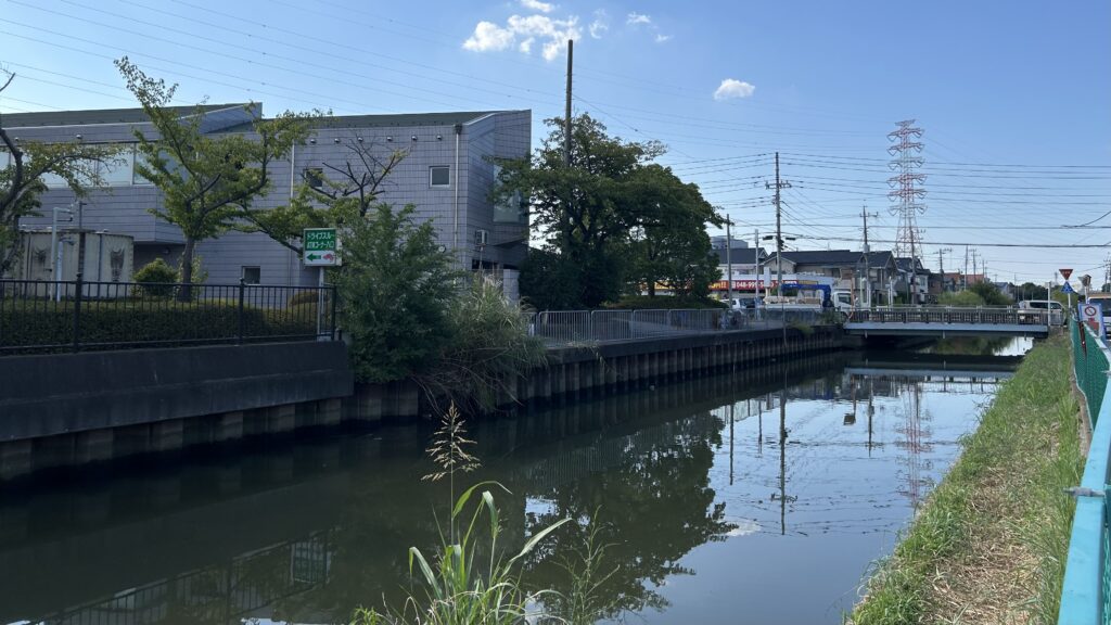 二つの用水路に囲まれて広がっていた水田地帯