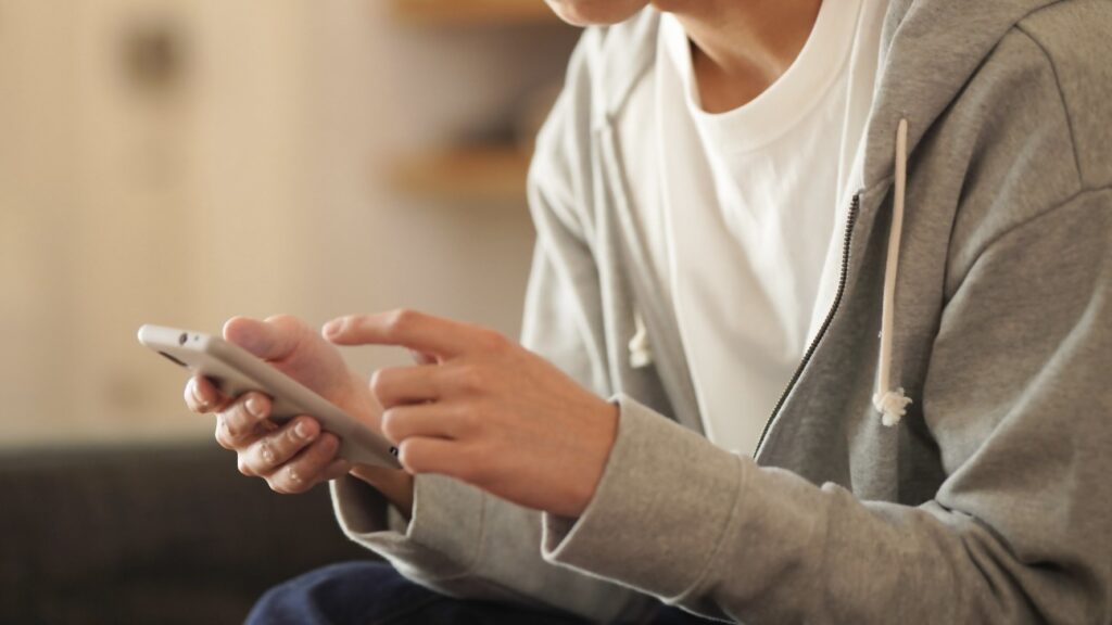 スマホ完結の生活が満足感を奪う仕組み