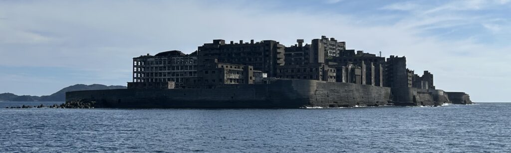 戦時中の複雑な背景も影を落とす