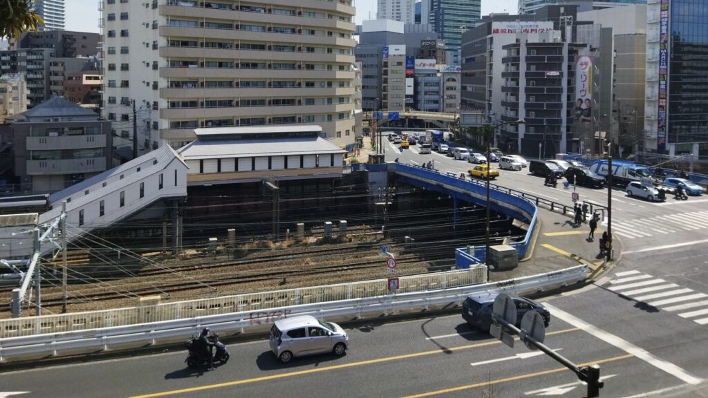 短いホームと小さな駅舎の現実