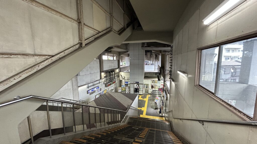 堤防上に作られた駅と残る昭和の構造