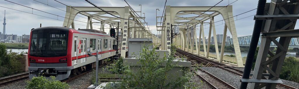 堤防上に作られた駅と残る昭和の構造