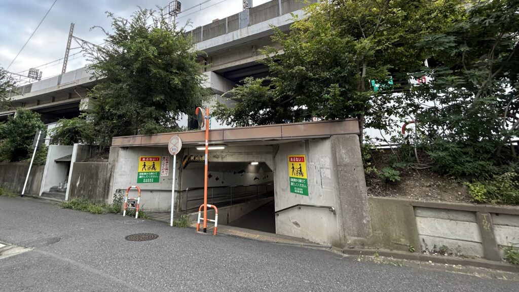 住宅と団地が混じる小さな独立集落