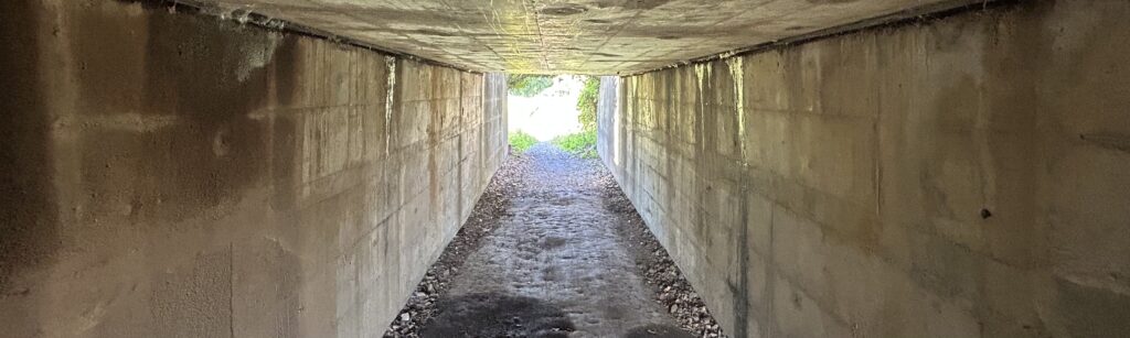 低い線路が見せる錯覚の広がり
