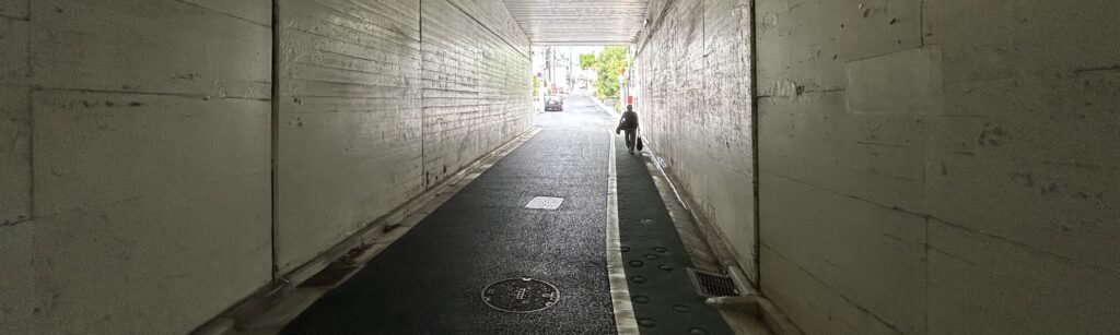 車両基地下のトンネルと谷底の姿