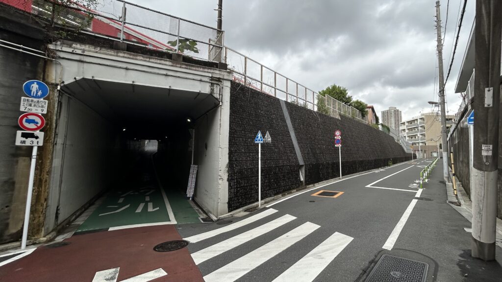 車両基地下のトンネルと谷底の姿