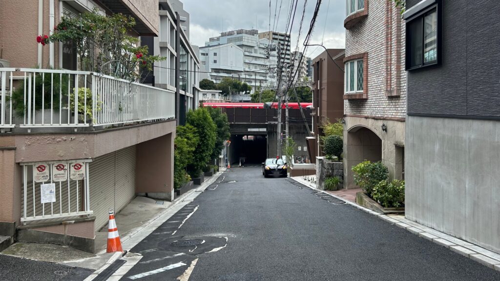 車両基地下のトンネルと谷底の姿