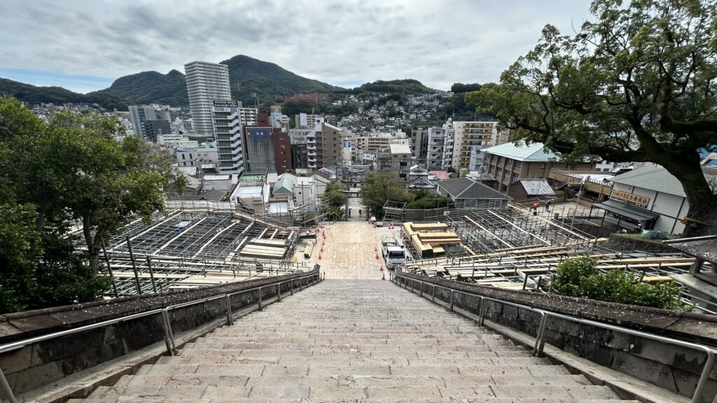 参拝が登山みたいに感じる石段
