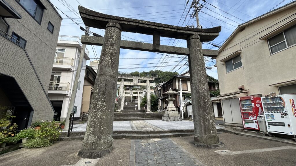 参拝が登山みたいに感じる石段