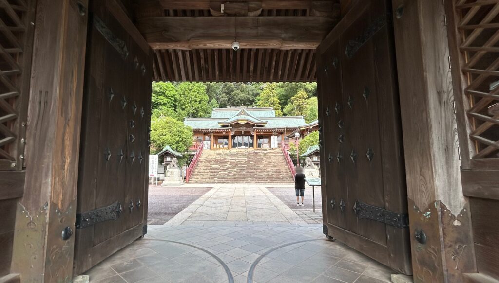 参拝が登山みたいに感じる石段