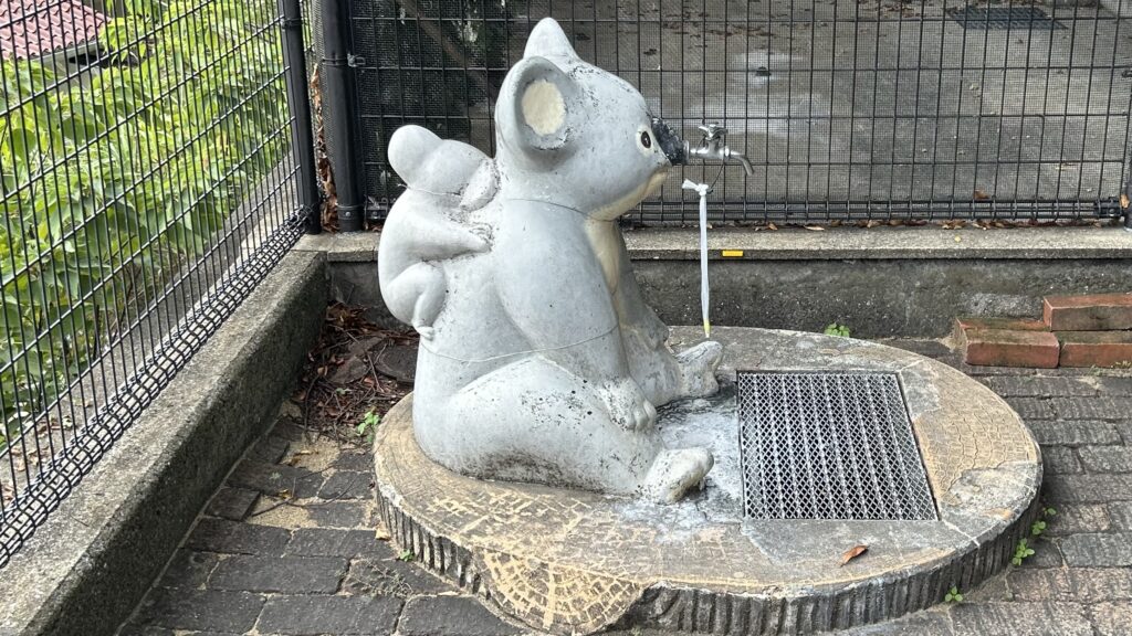 境内に隣接するユニークな動物園