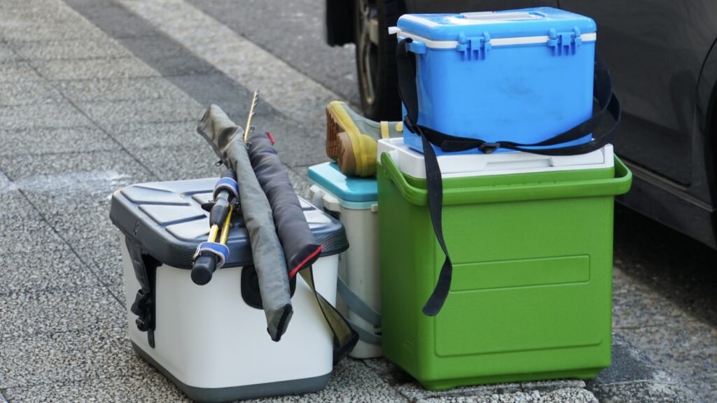 竿やクーラーボックスなどの荷物が目立つ