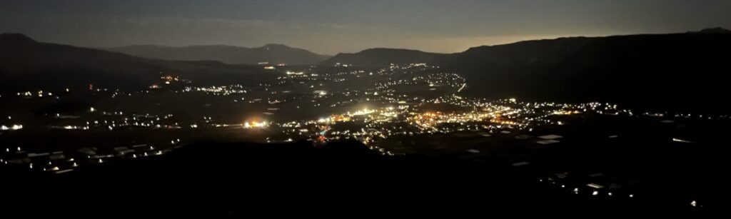 夜は真っ暗！懐中電灯が欠かせない日常