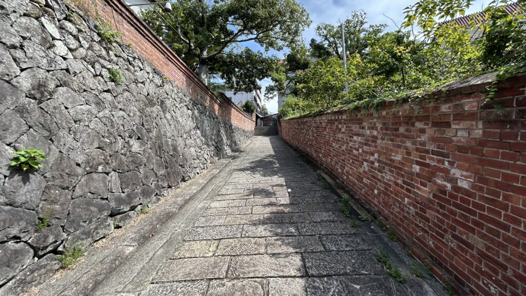 学校や住宅が多くて観光感が弱めだから