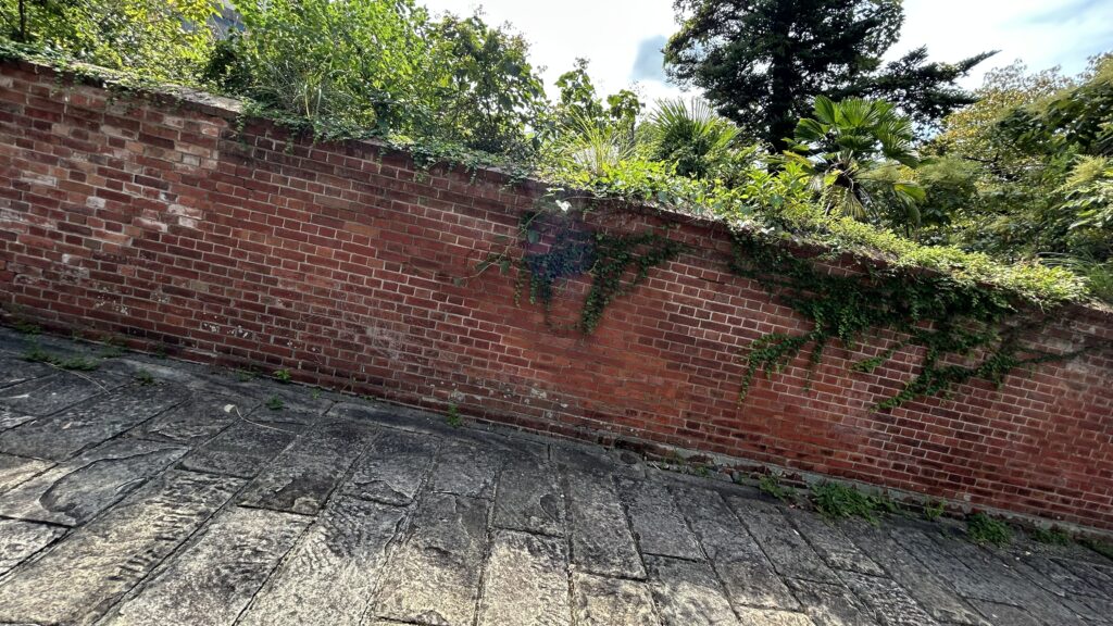 学校や住宅が多くて観光感が弱めだから