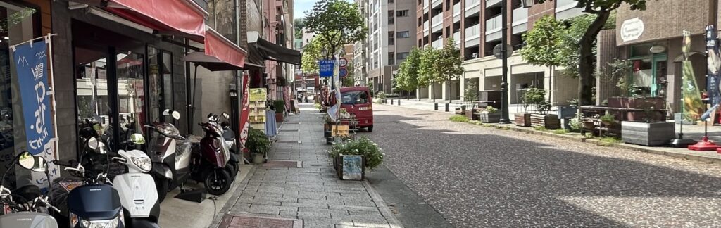 食事や休憩スポットを探して迷い込みやすい