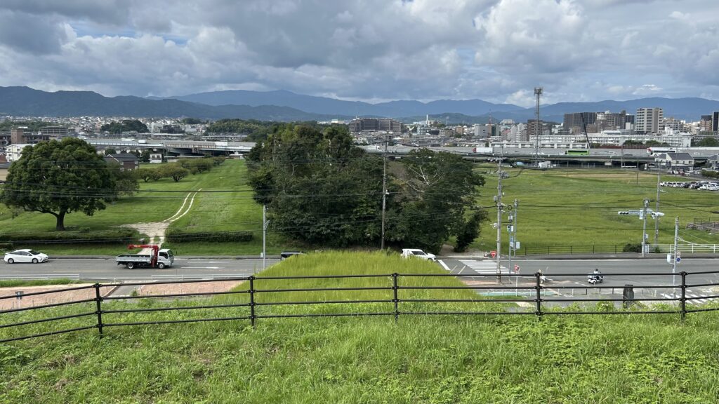 「土の壁」と「山の砦」の3D防衛ネットワーク