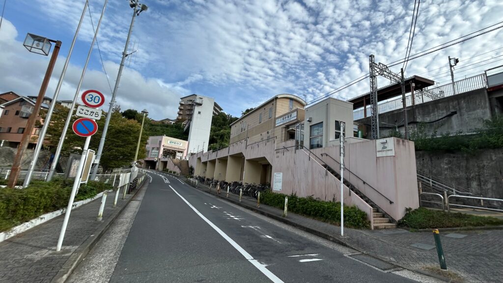 アクセスを間違えると崖登り(駐車場の有無)