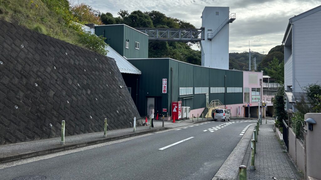 アクセスを間違えると崖登り(駐車場の有無)