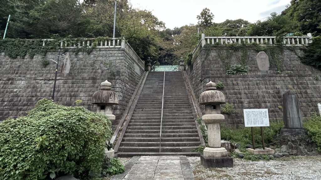 ドブ板通りと諏訪大神社でヨコスカを感じる