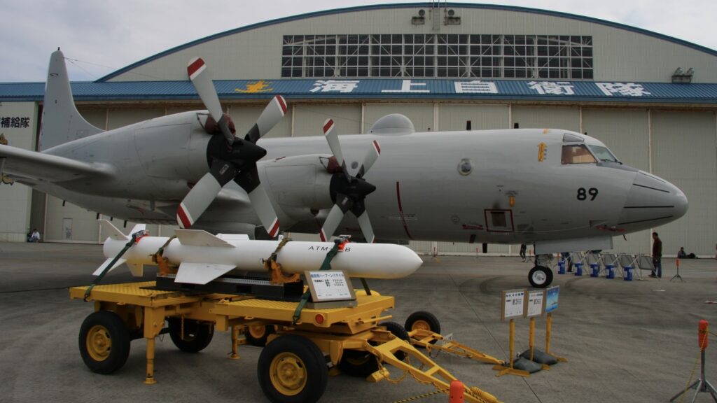 空から潜水艦を見つけたらどうするのか？