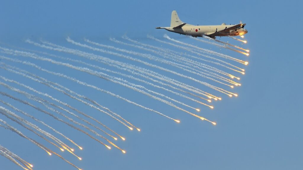 空から潜水艦を見つけたらどうするのか？