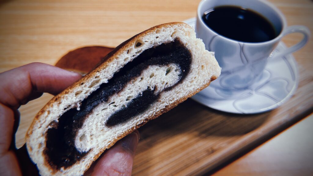 「冬の乾燥した湿地帯」を表現したあんぱん