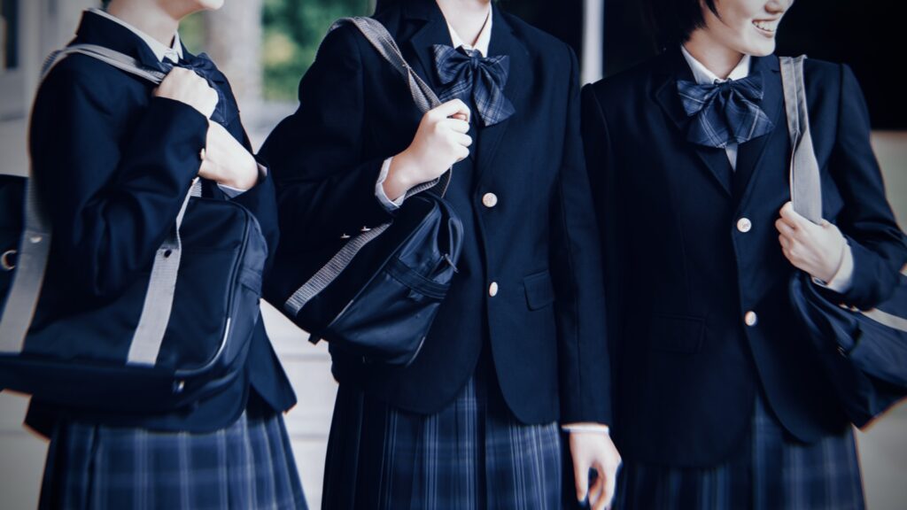 詰襟やセーラーがブレザーに変わった訳